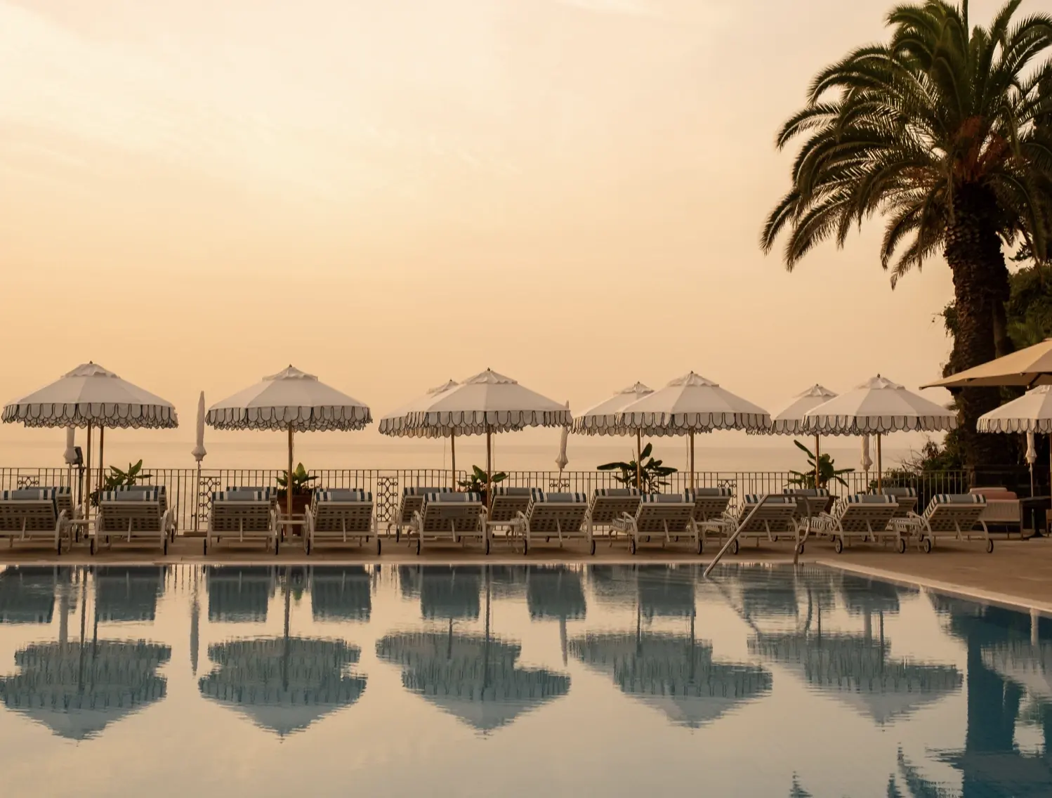 Terraço da piscina do Reid's Palace ao pôr do sol, sobre o Atlântico, Madeira