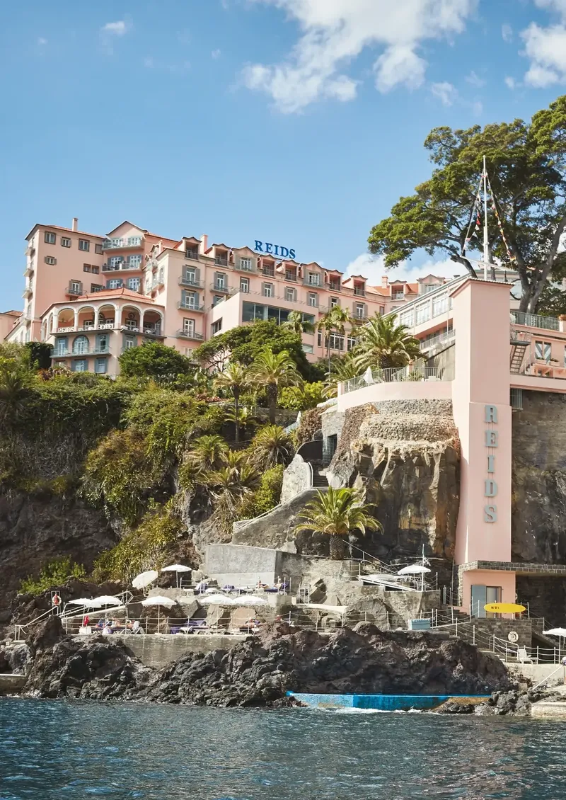 Terraço de piscina de um hotel sobre a falésia, sobre o Funchal, preparado para um jantar de boas-vindas na Madeira