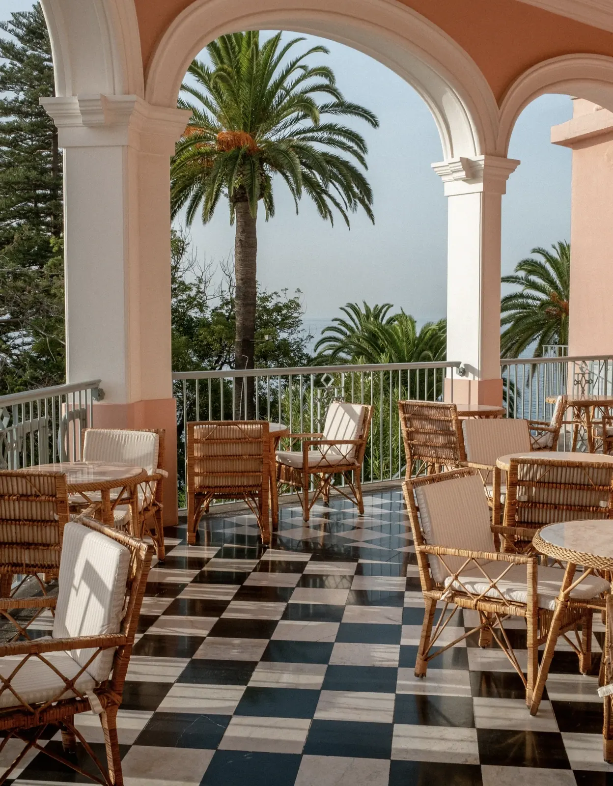 Terraço da Tea Library do Reid's Palace sobre a baía do Funchal, Madeira