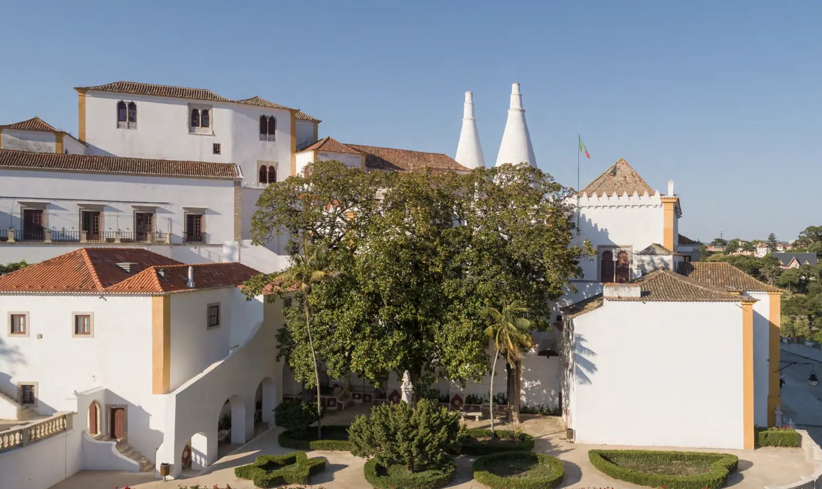 Varanda do Palácio de Monserrate, com vistas de jardim para um cocktail de casamento em Sintra