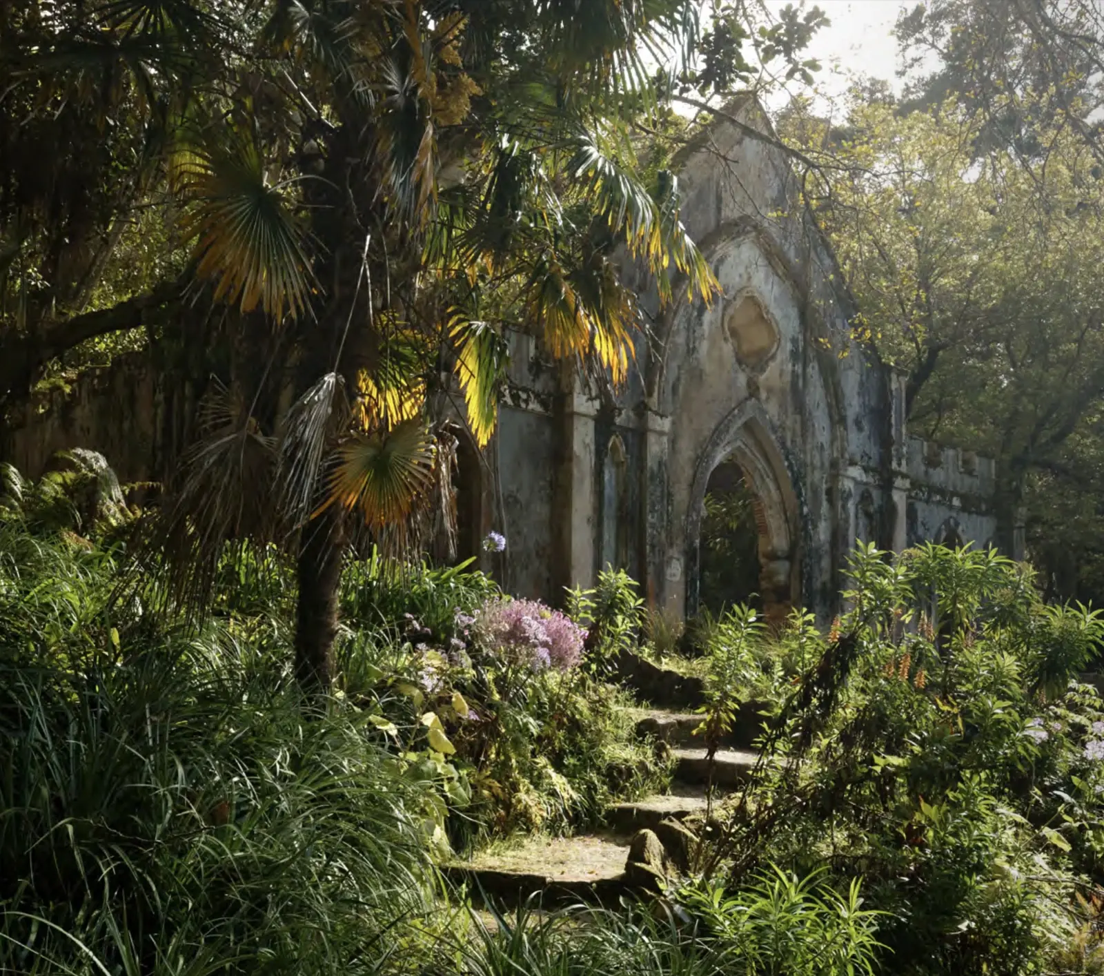 Capela da Ruína Romântica em Monserrate, um cenário de cerimónia ao ar livre coberto de hera nos jardins de Sintra