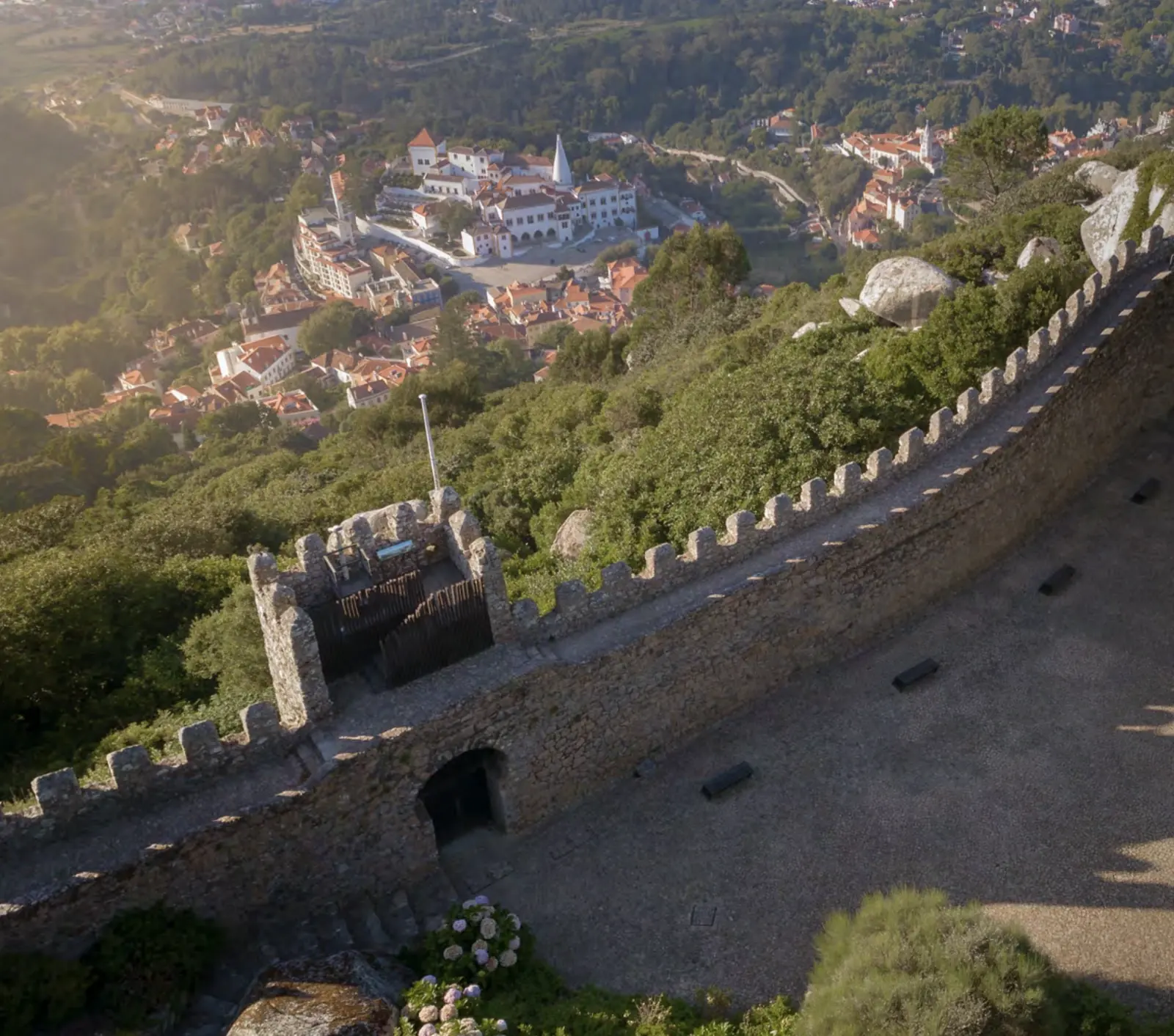 Muralha e Praça de Armas do Castelo dos Mouros, sobre o vale de Sintra