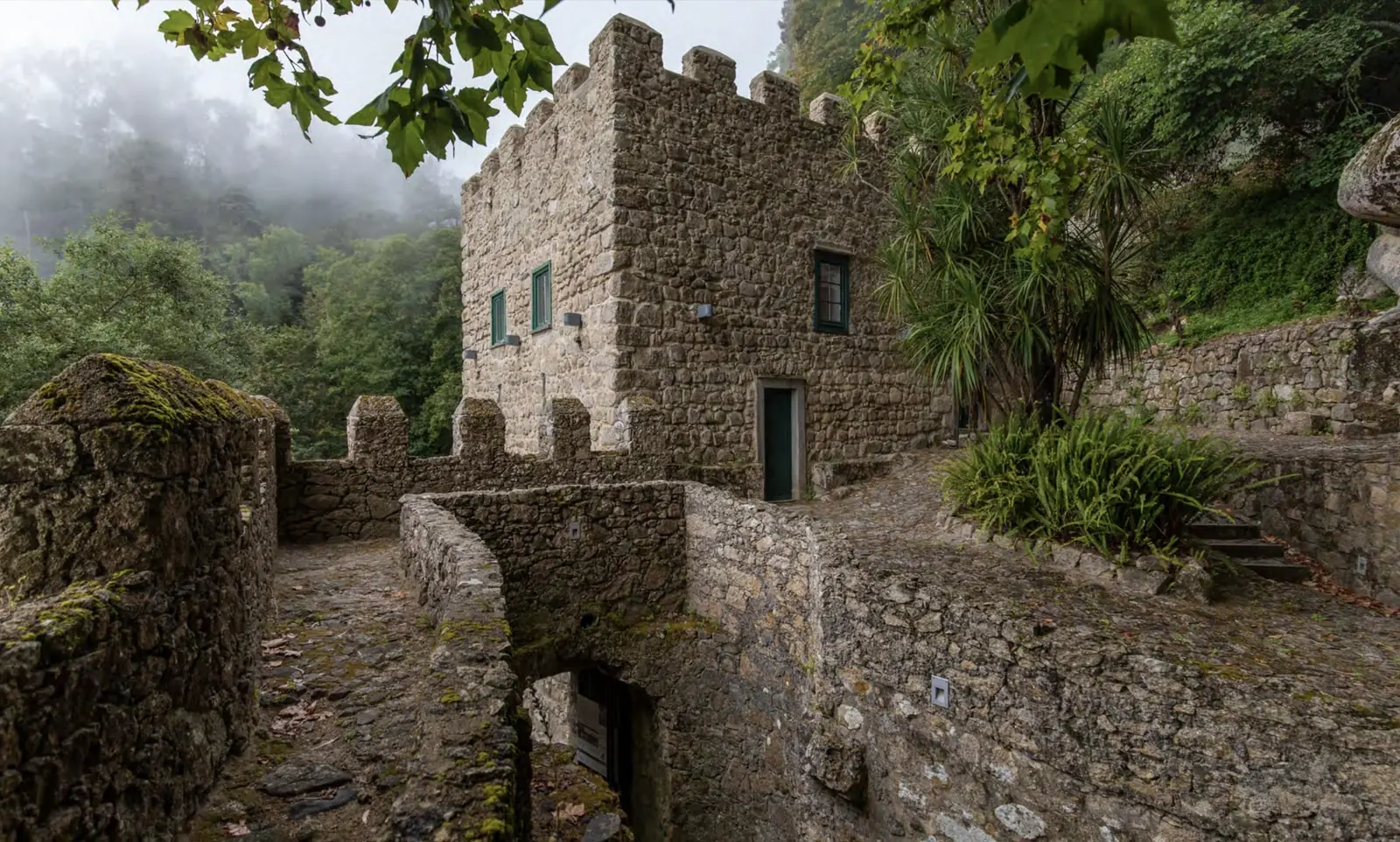 Torre de pedra da Casa da Guarda no Castelo dos Mouros, em Sintra