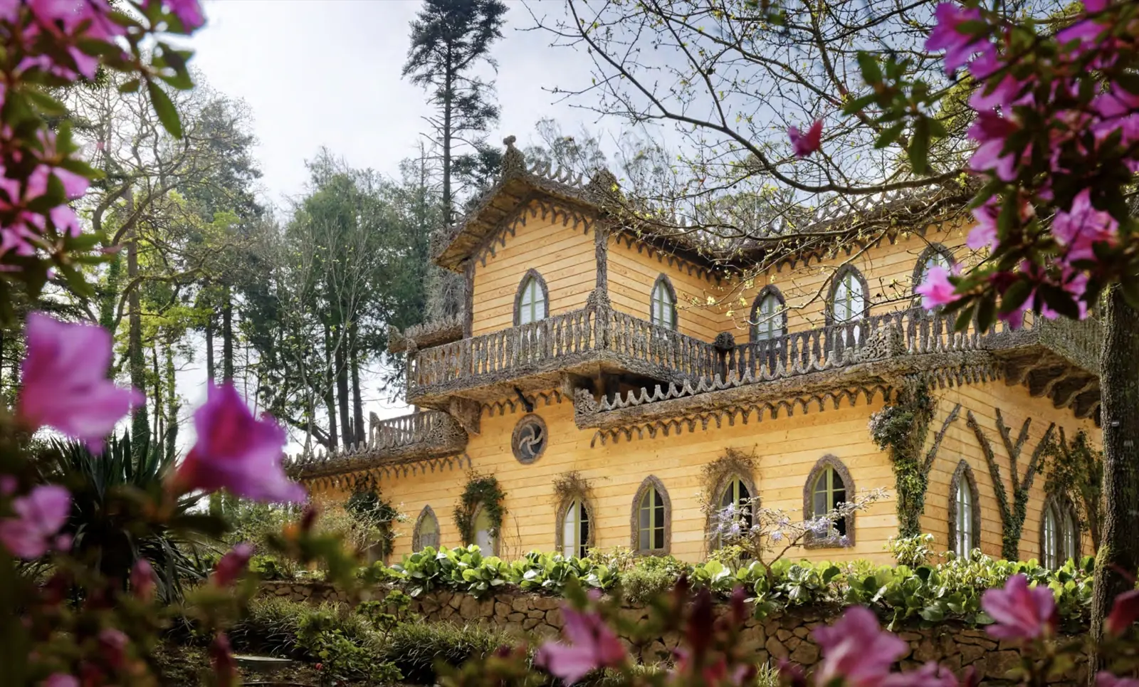 Jardim do Chalet da Condessa d'Edla na Pena, um cenário de cerimónia de jardim em Sintra