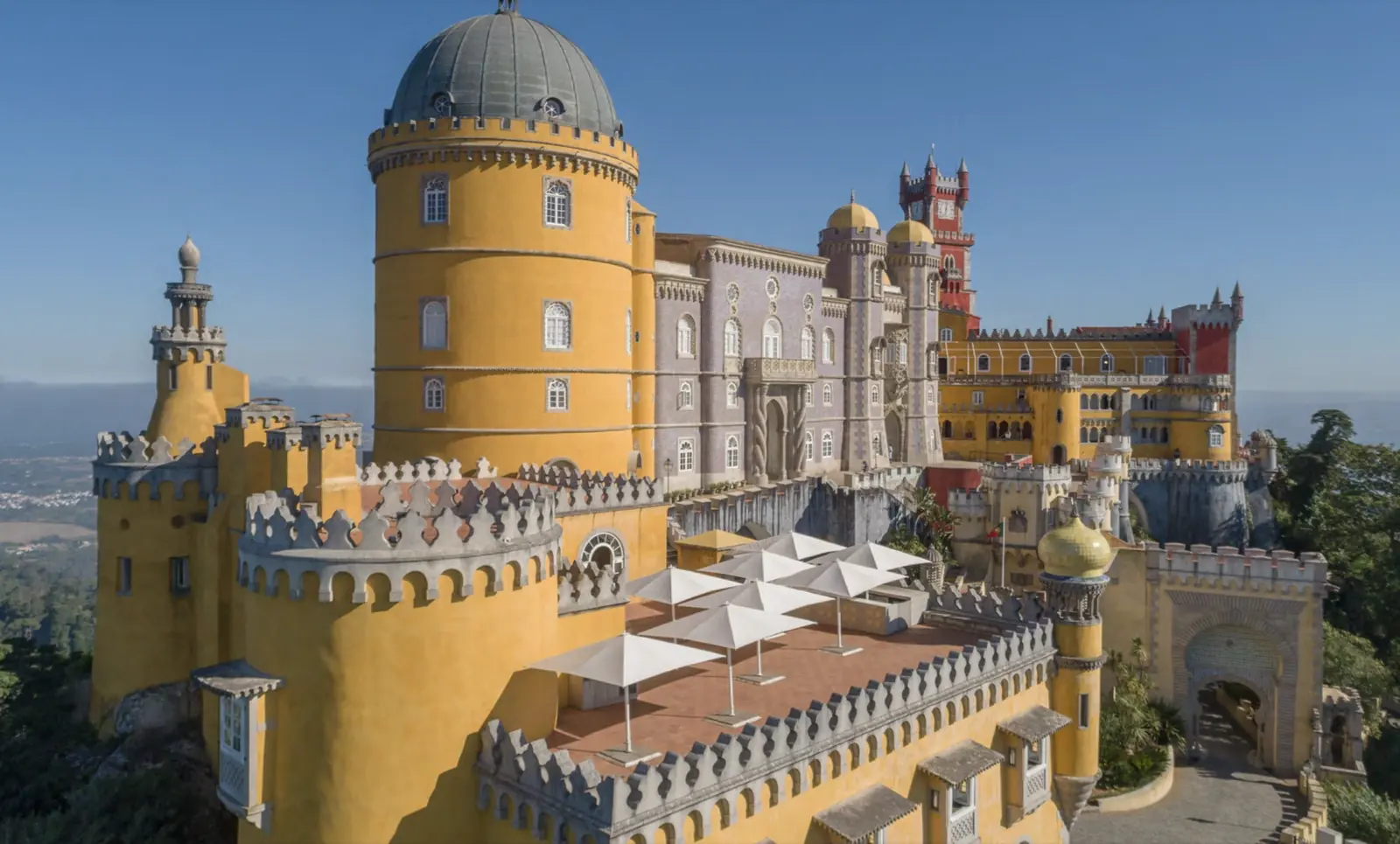 Terraço dos Veados no Palácio Nacional da Pena, com a serra de Sintra por trás