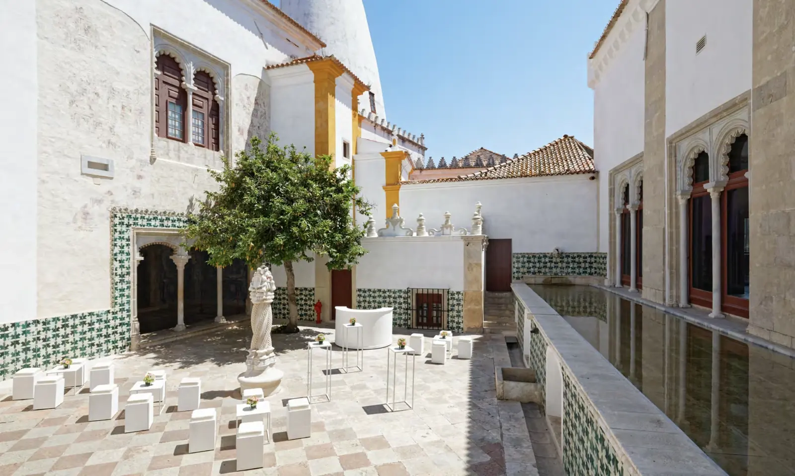As duas chaminés cónicas do Palácio Nacional de Sintra, nos Parques de Sintra