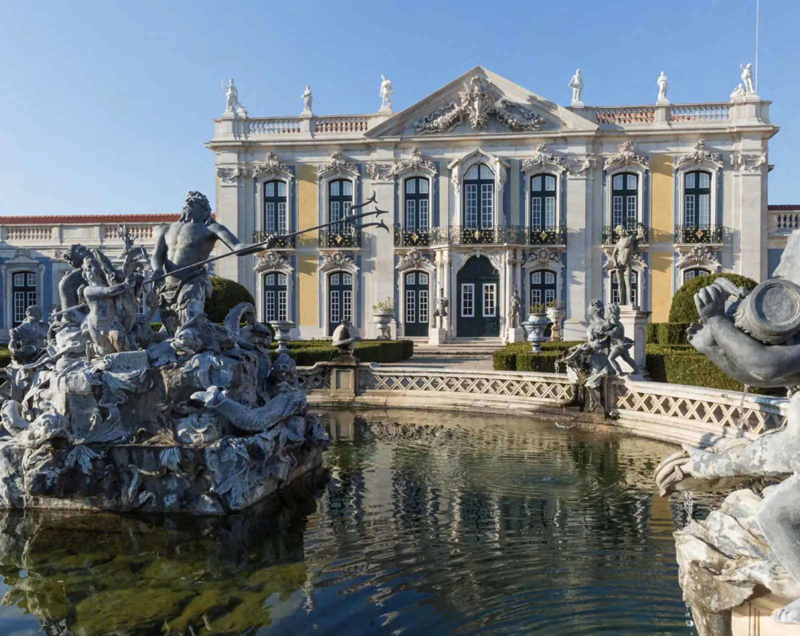 Jardins Barrocos do Palácio Nacional de Queluz, com fontes e terraços para uma cerimónia de casamento em Sintra