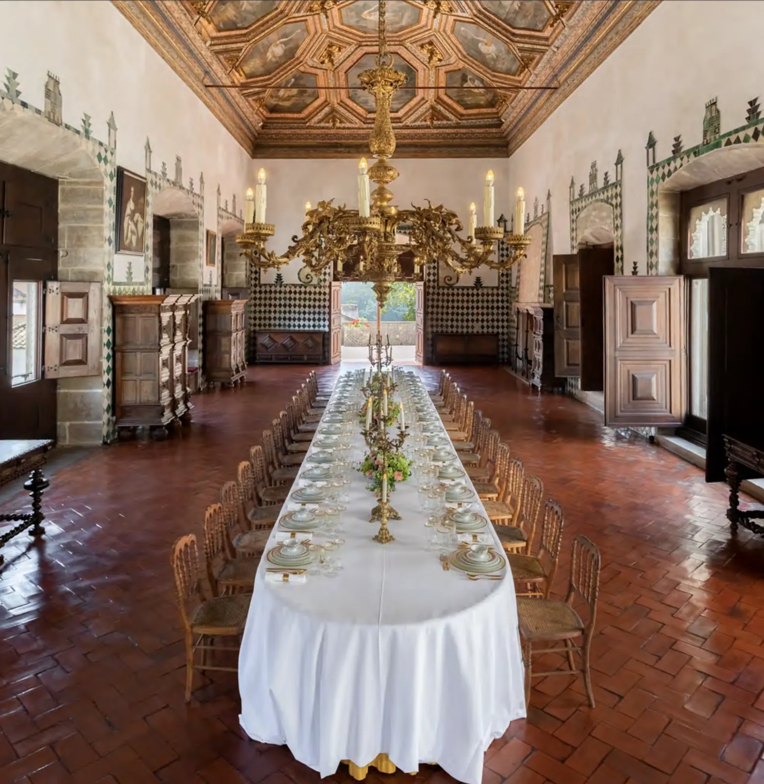 Sala Manuelina do Palácio Nacional de Sintra, com azulejo e madeira escura para um jantar de casamento de menor escala