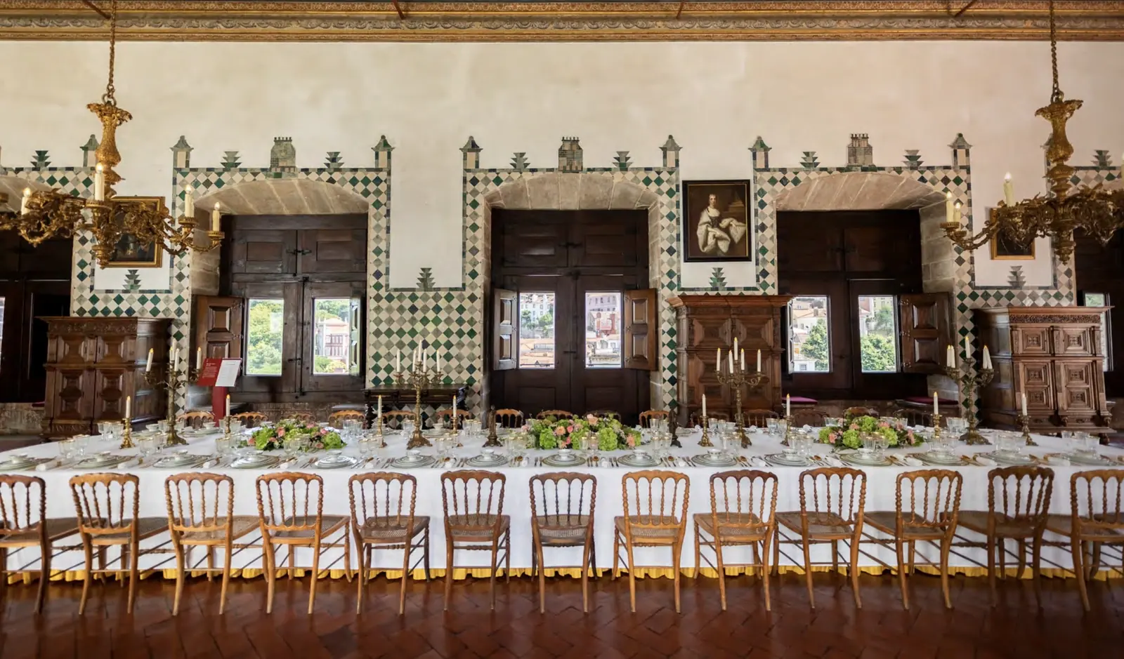Sala dos Cisnes do Palácio Nacional de Sintra, uma sala de banquete de teto pintado para um jantar de casamento