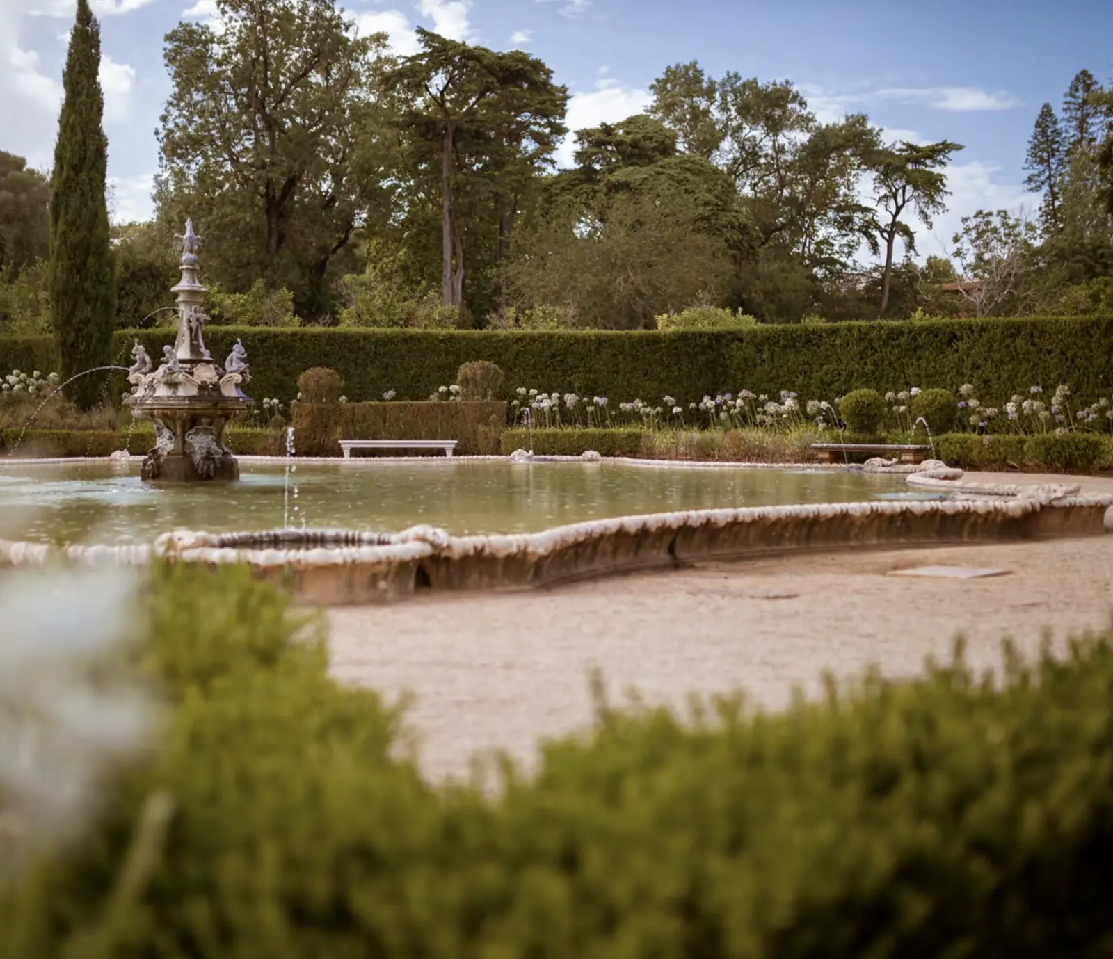 Jardins Barrocos do Palácio Nacional de Queluz, fontes e terraços usados numa cerimónia de casamento nos Parques de Sintra