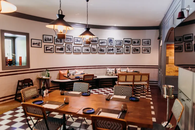 A sala de jantar do Restaurante Clubhouse, no edifício de 1886 restaurado do Vidago Palace, Norte de Portugal
