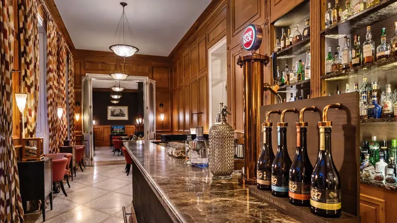 O Bar do Lobby apainelado e o lounge Quatro Estações no Vidago Palace, Norte de Portugal