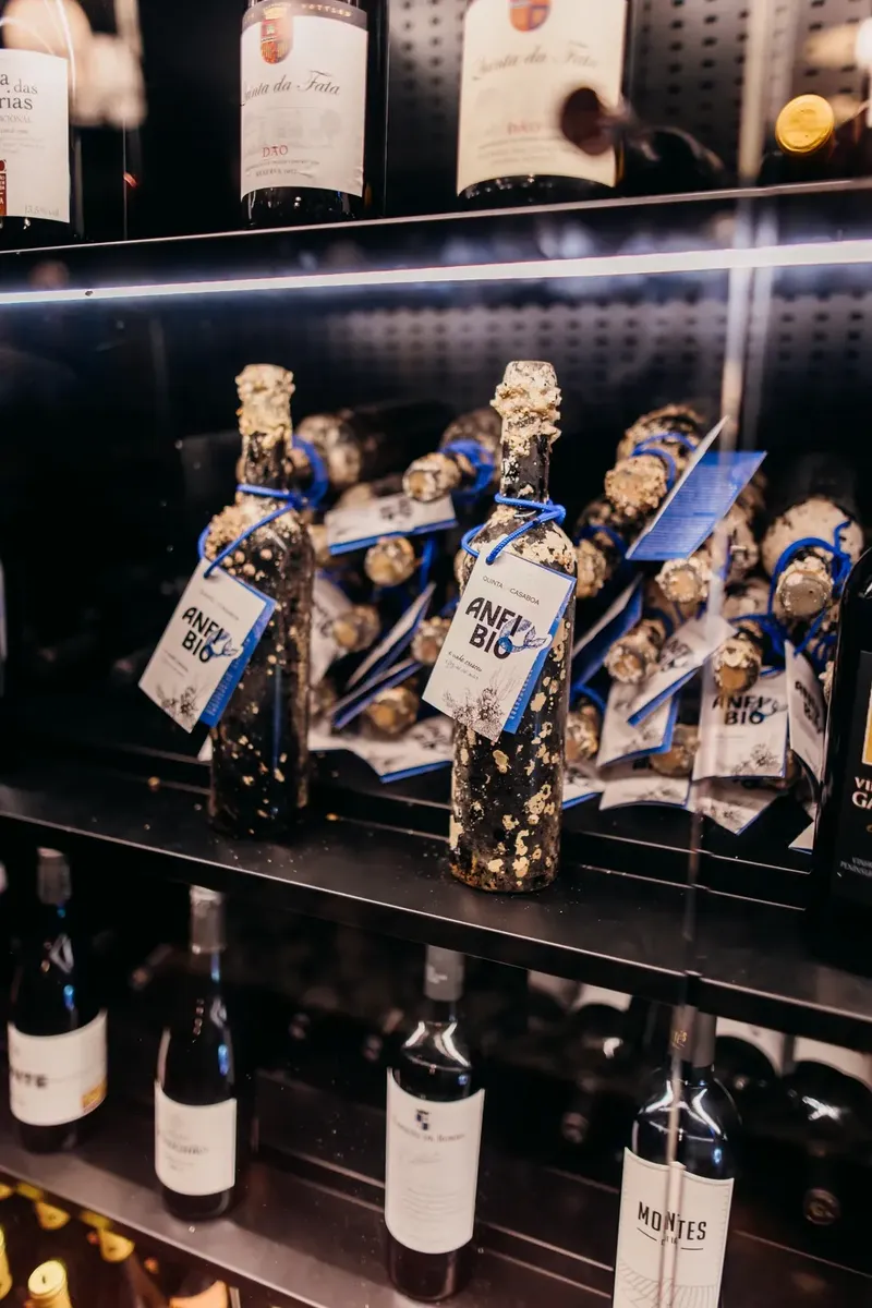 Garrafas de vinho português nas prateleiras da adega do Vidago Palace, Norte de Portugal