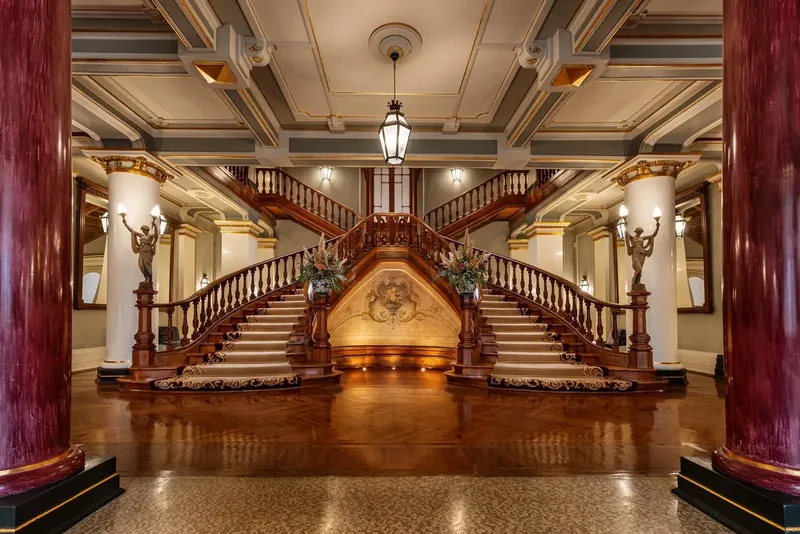 Um grande salão interior junto à Escadaria Nobre do Vidago Palace, Norte de Portugal